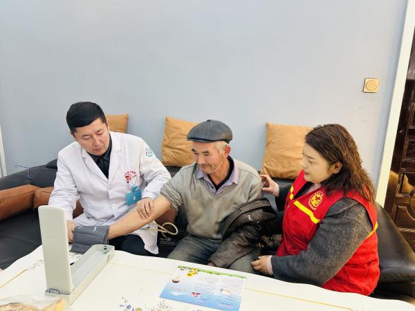 义诊行 温暖入人心OG真人平台冬日