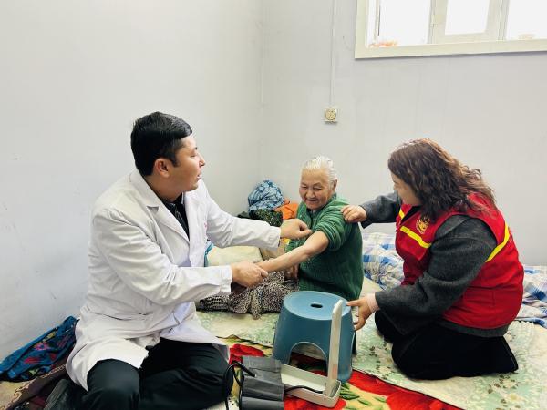 义诊行 温暖入人心OG真人平台冬日(图2)